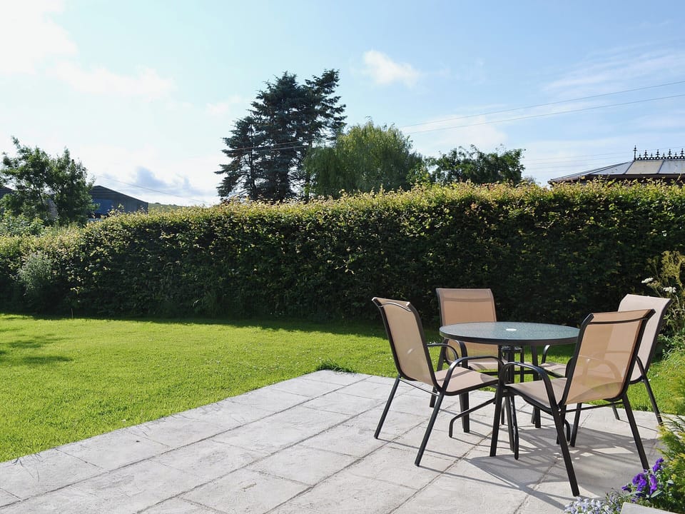 Sitting-out-area | Allium, Tynely near Beadnell