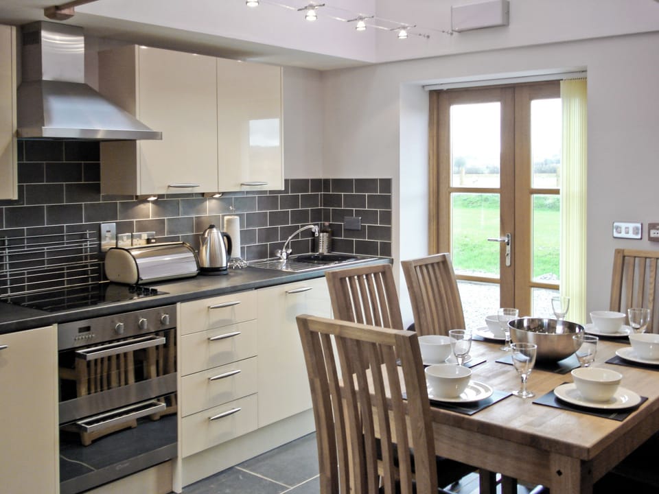 Kitchen/diner | Bwthyn Derwen, Ystrad Meurig