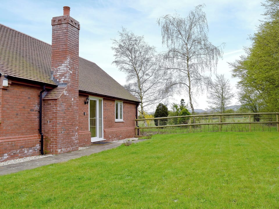 Large lawned garden | Hornbeam Cottage, Malvern
