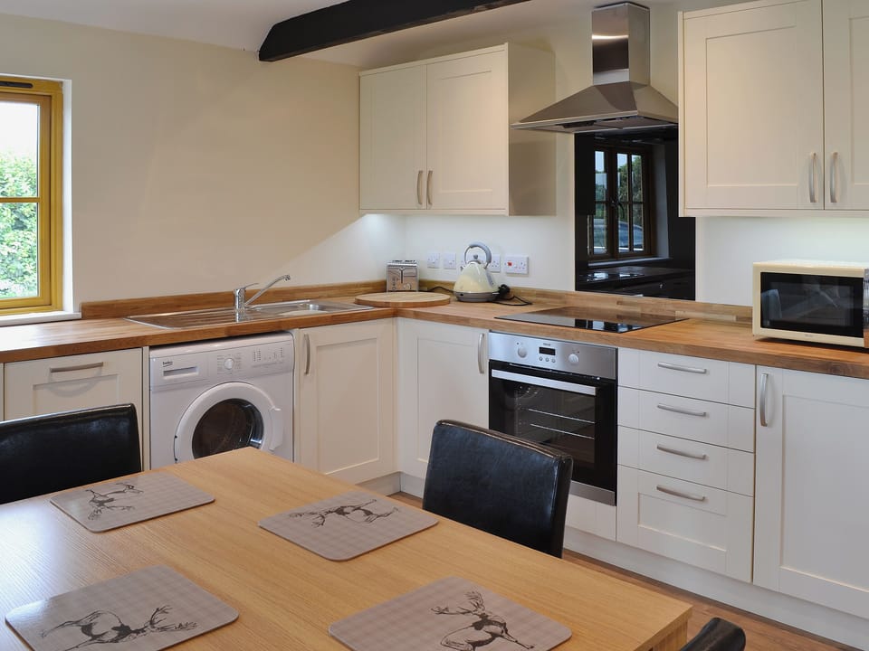 Well equipped and fully fitted kitchen | Horseshoe Cottage - Old Chalksole Cottages, Alkham, near Dover