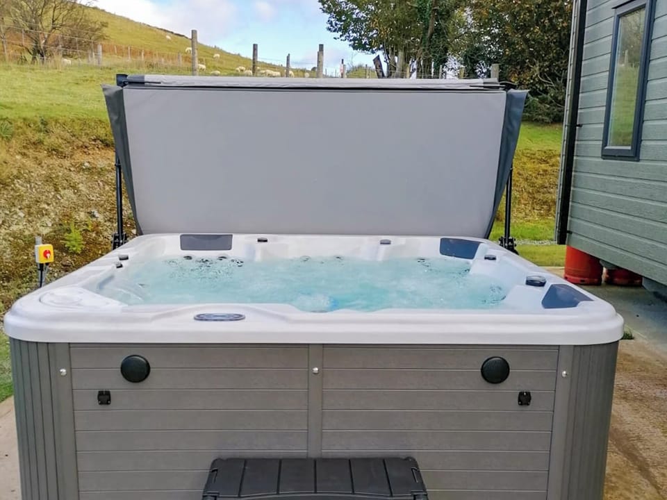 Hot tub | Lake Vyrnwy Luxury Glamping Pod - Lake Vyrnwy Luxury Glamping Pods, Llanwddyn, near Oswestry