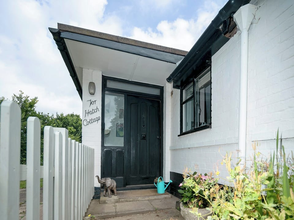 Pretty holiday home | Tor Hatch Cottage, Guildford