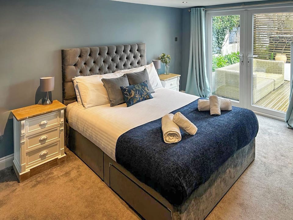 King size bed, en suite, wardrobe, TV, hairdryer | Villa Calafia - Atlantic Way, Porthtowan