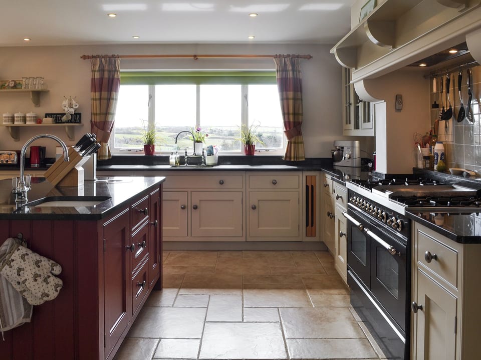 Well equipped kitchen with range cooker | Bodrydd - Bodrydd, Rhoshirwaun, near Pwllheli