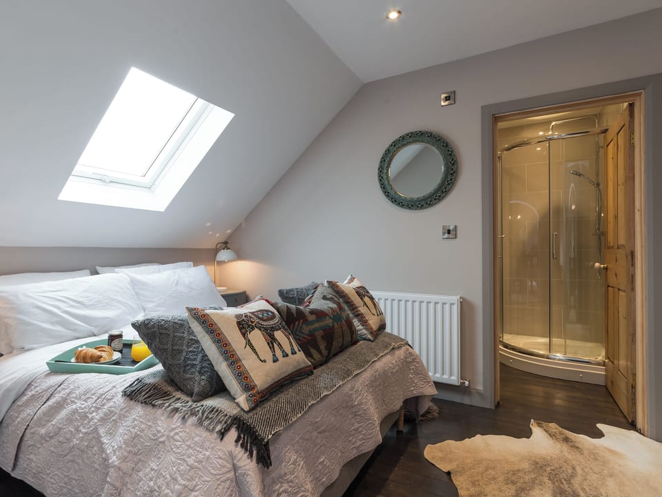 Double bedroom with en-suite | Blackgill Lodge, Grinkle, near Easington