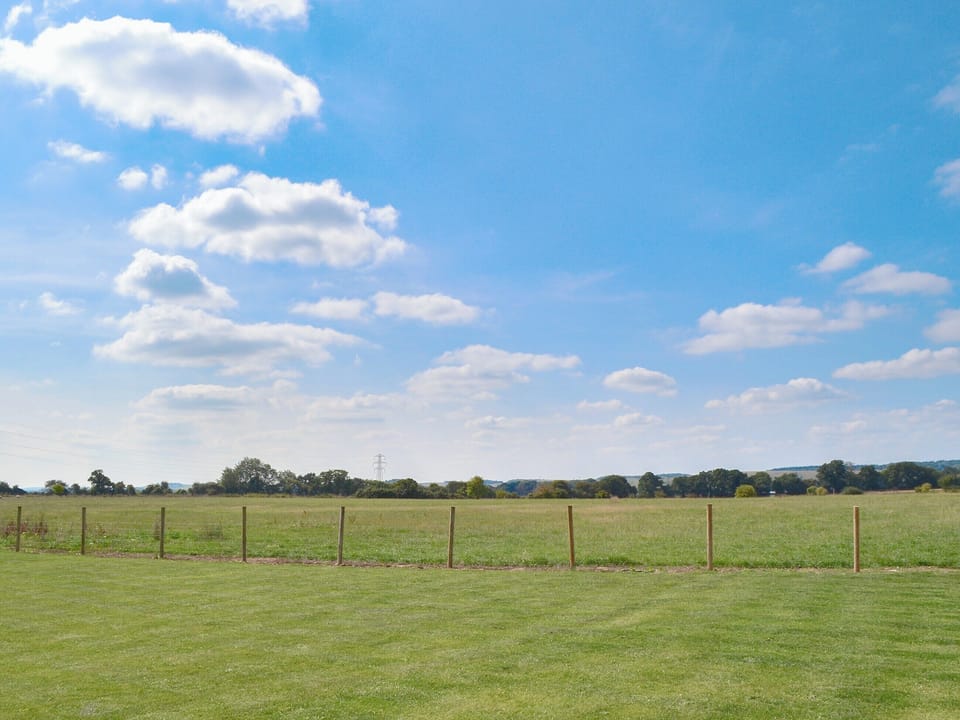 Wonderful countryside views | The Old Bull Pen - Andover Lane Farm, Faberstown, near Andover