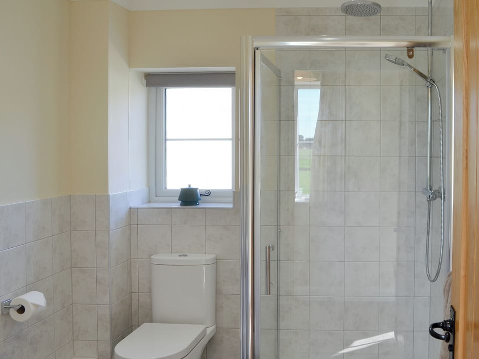 En-suite shower room | The Old Bull Pen - Andover Lane Farm, Faberstown, near Andover