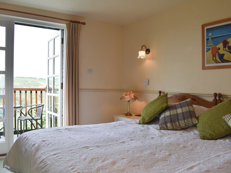 Lovely and welcoming bedroom with balcony | Little Larnick, Looe