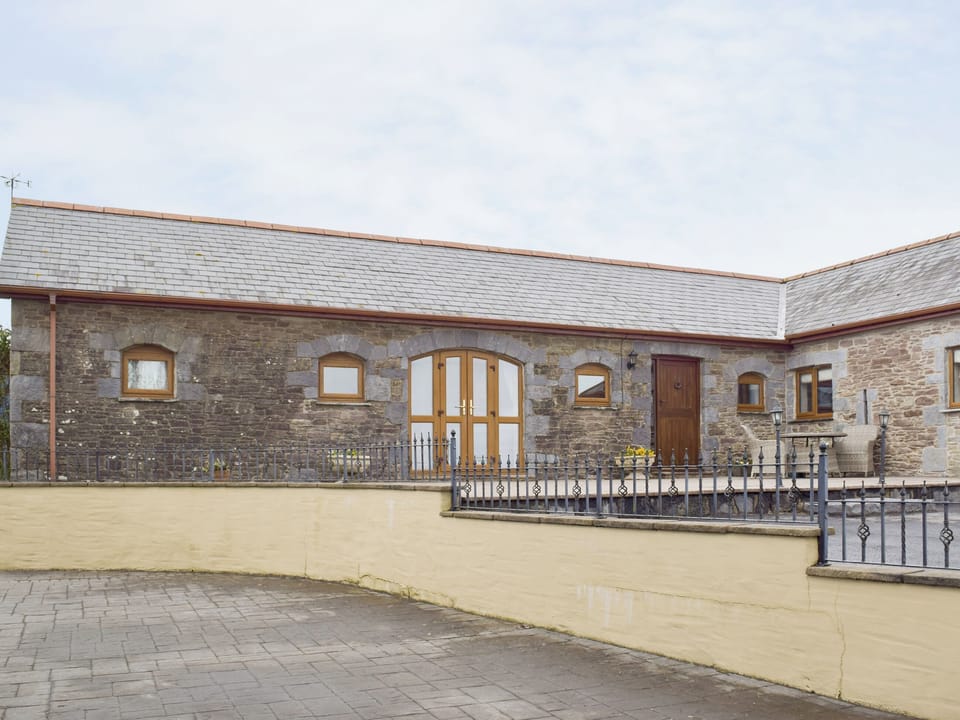 Lovely holiday home with ample parking | Hayloft Cottage - Croft Farm Cottages, Ludchurch, near Narberth