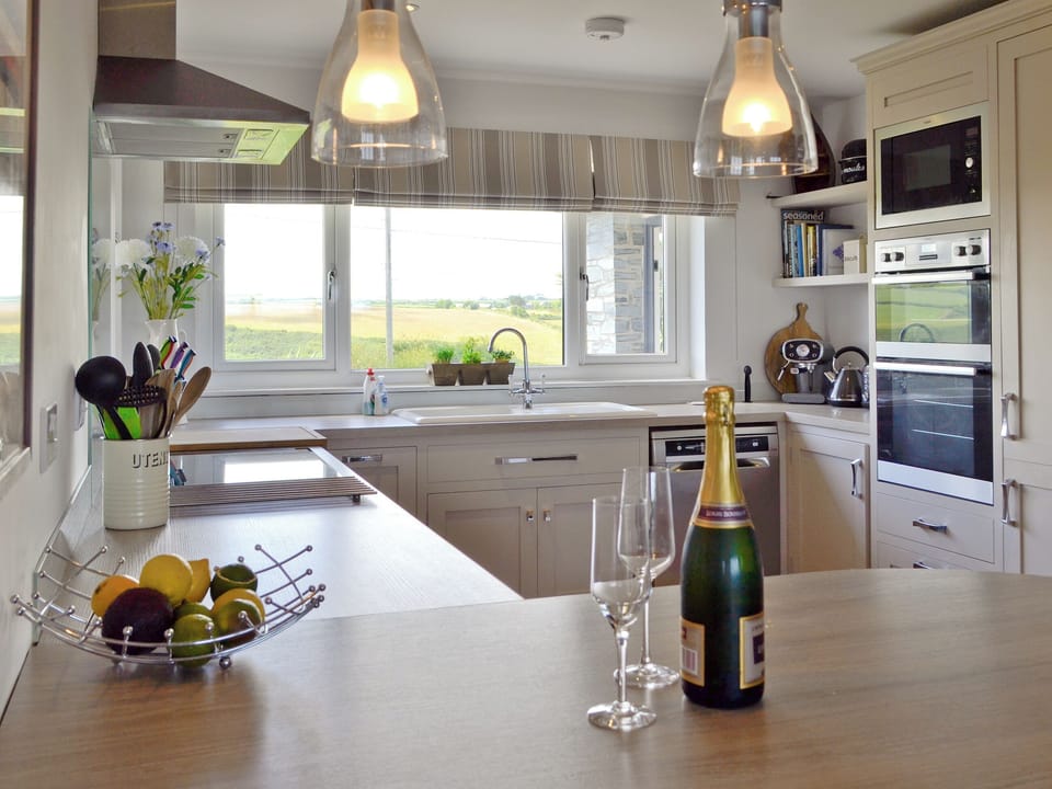 Stylish kitchen | St Illex, Port Gaverne