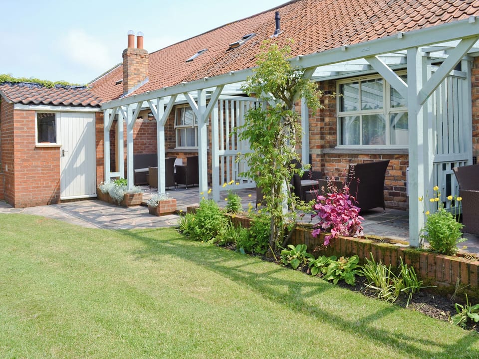 Covered patio with outdoor furniture | Meadowsweet Cottage - Barmoor Farm Cottages, Scalby, near Scarborough