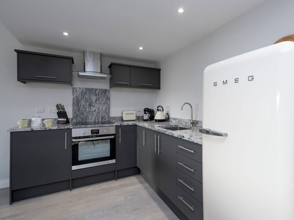 Modern fitted kitchen and dining area | The Cowshed - Green Valley, Ubbeston, near Halesworth