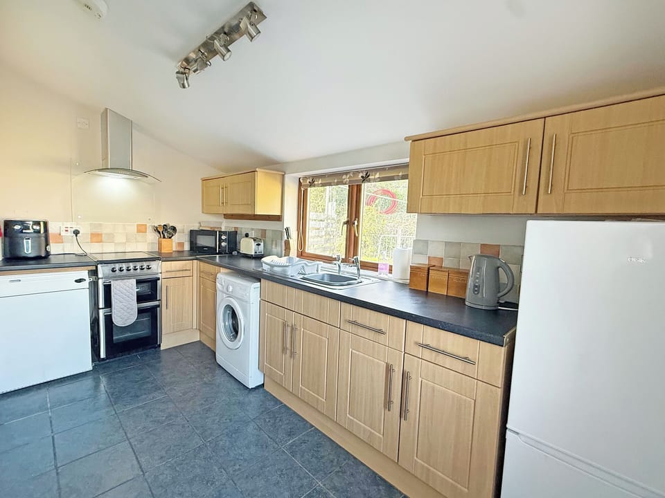 Fully equipped kitchen including washing machine, fridge and freezer | The Stables - Glan Morfa Ganol, Abererch, near Pwllheli