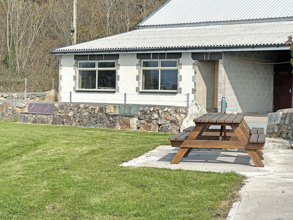 Outdoor bench area perfect area for a picnic | The Stables - Glan Morfa Ganol, Abererch, near Pwllheli