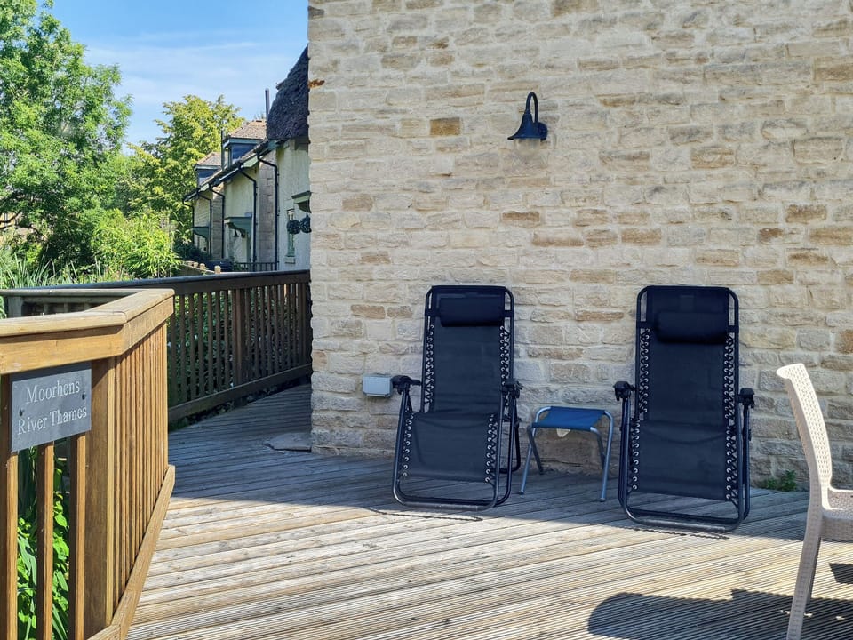 Decking | Moorhens Cottage, Cotswold Water Parks