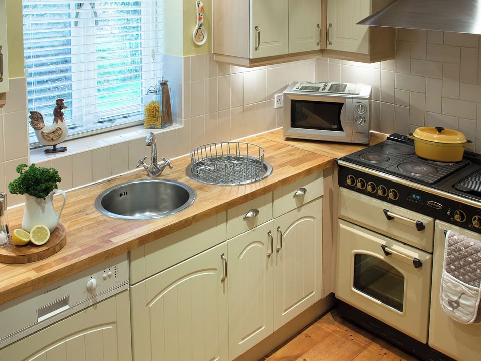 Beuatifully fitted kitchen with range cooker | Moorhens Cottage, Cotswold Water Parks