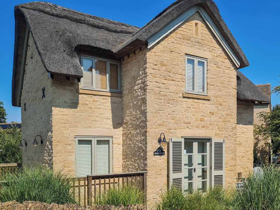Delightful Cotswold thatched cottage | Moorhens Cottage, Cotswold Water Parks
