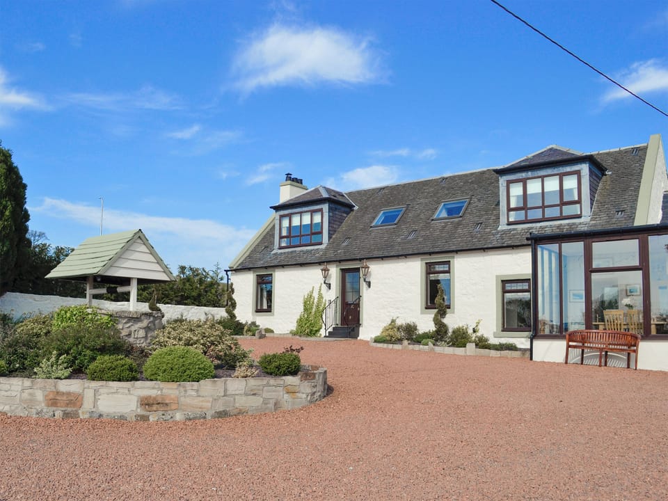 Spacious, detached farmhouse, complete with private hot tub | Hillend Farm House - Hillend, Dalry