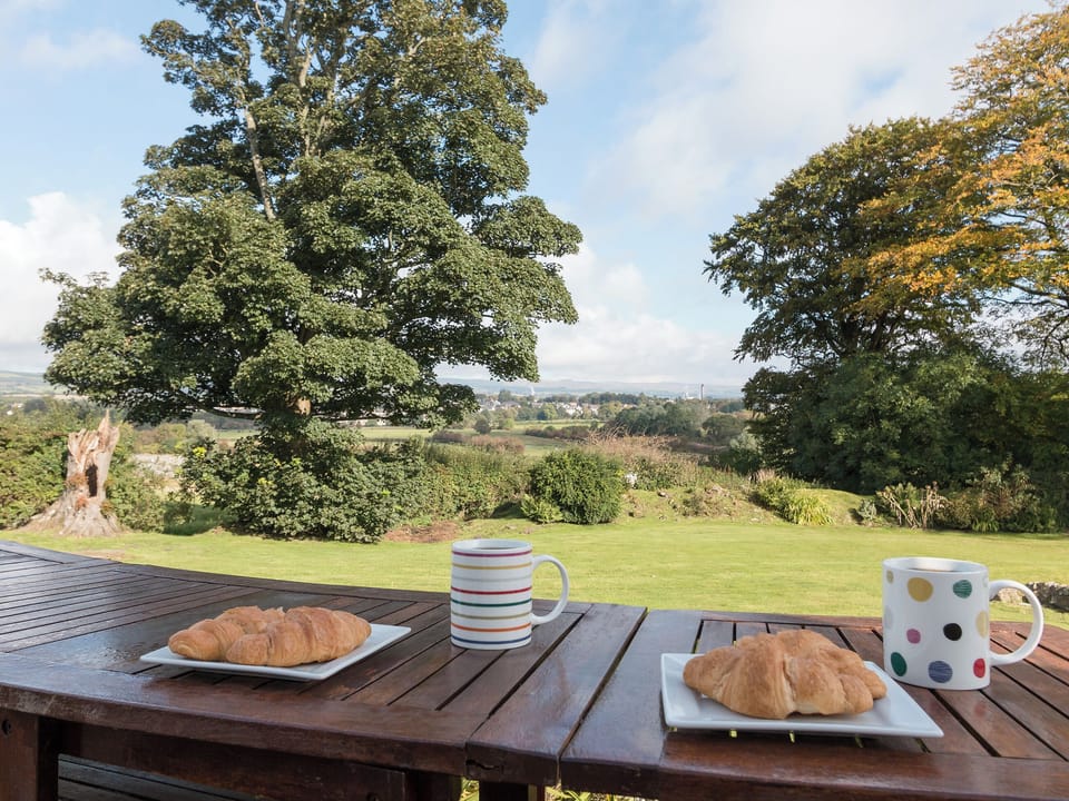 Lawned garden with sitting-out area, garden furniture and hot tub | Hillend Farm House - Hillend, Dalry