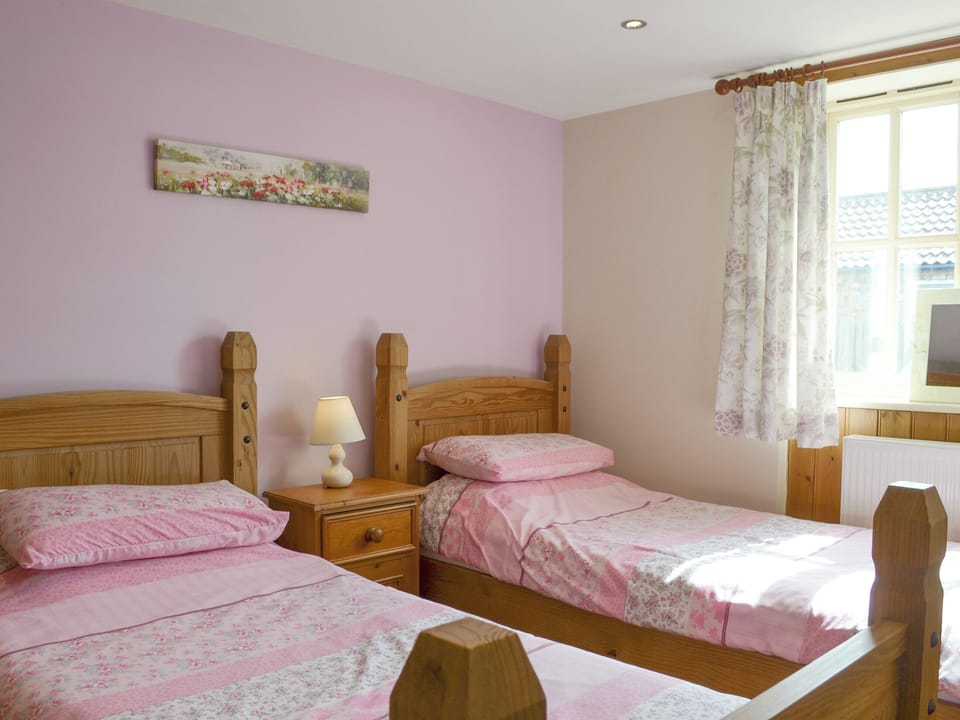 Light and airy twin bedroom | Broad Leaf - Struncheon Hill Farm, Brandesburton, near Bridlington