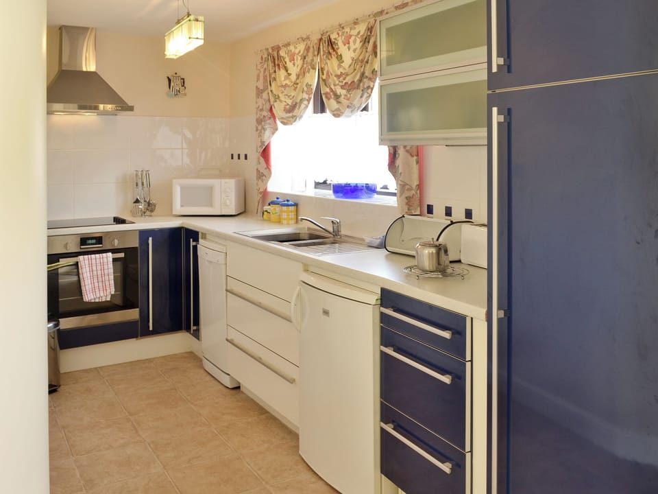 Kitchen | Pencrennow Farm Cottages - The Roundhouse, Perranporth