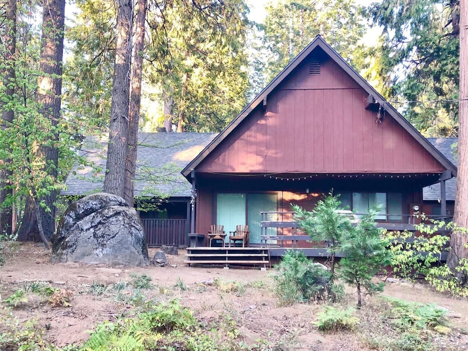 Beautiful lot, area quiet, surrounded by dogwoods and pines. 