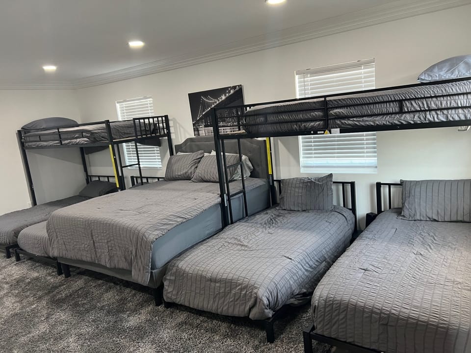 Master Bedroom
6 twin bed
1 queen bed 