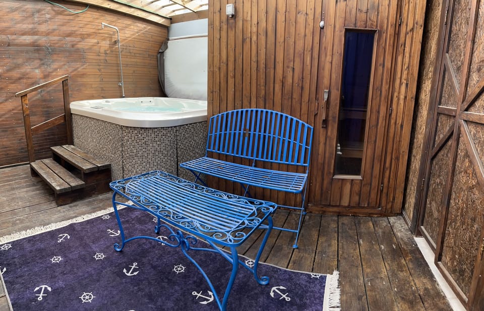 Indoor spa tub