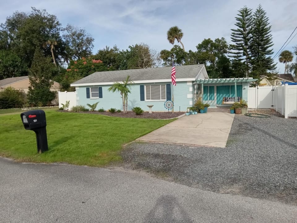 Riverwalk Cottage 
Parking for 4 cars