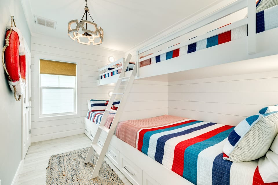 Bedroom 5 - 2 Built-in Pyramid Bunks, Upper level