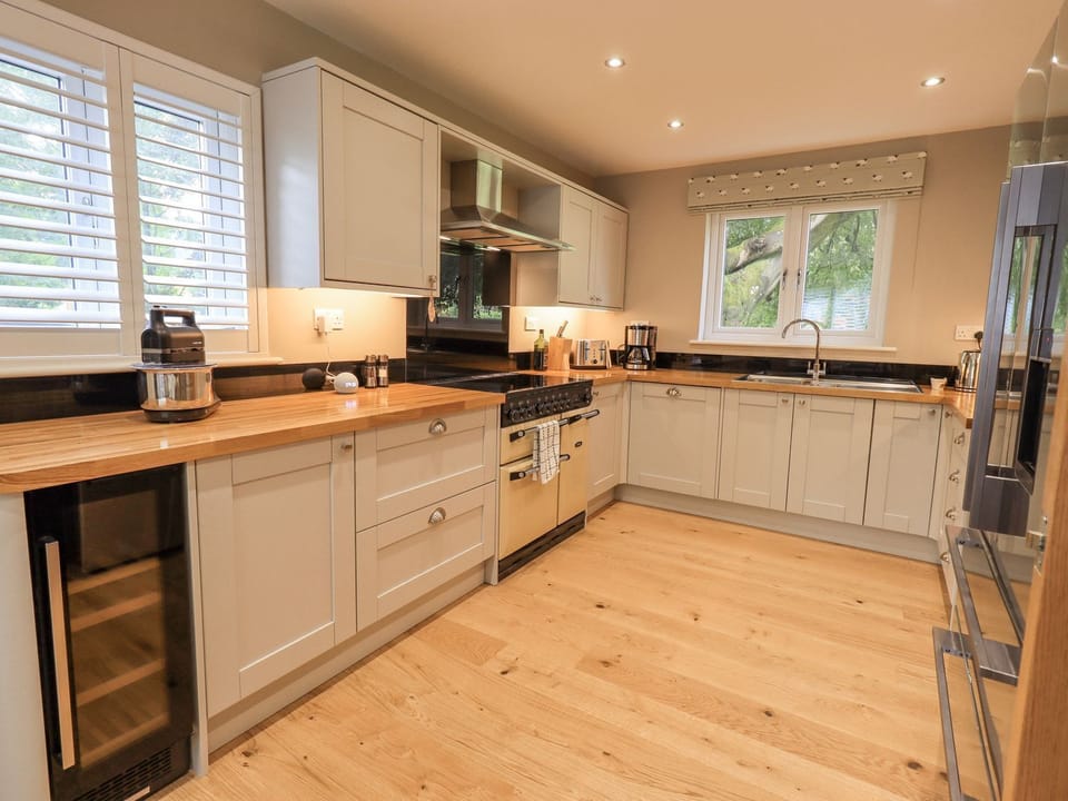 Electric Aga, induction hob, microwave, dishw'r, winechiller, f/freezer icemaker