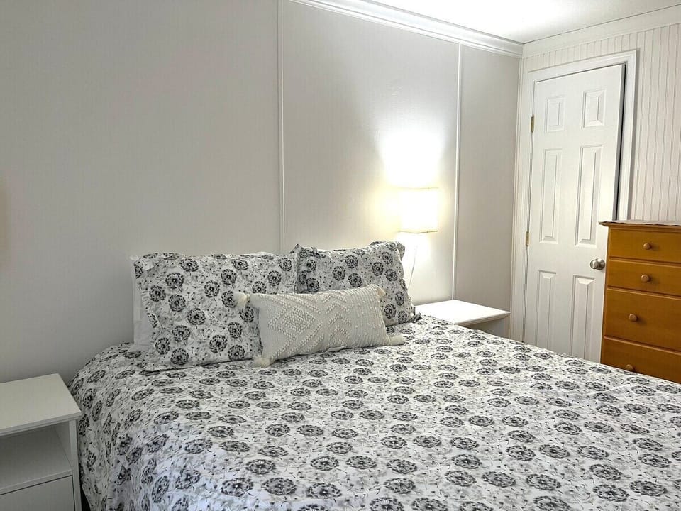 Queen guest room with large closet