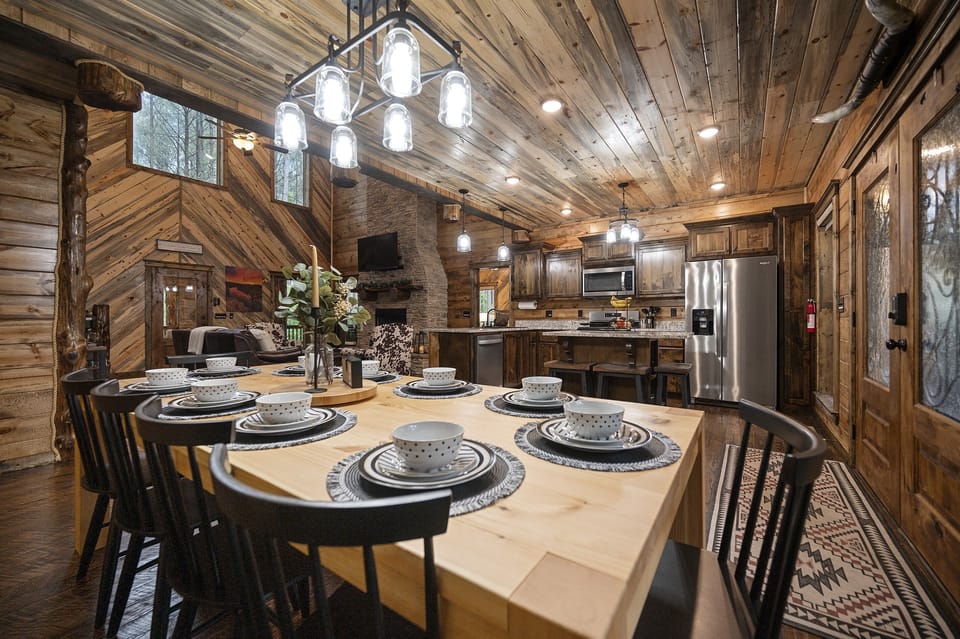 No crowding at this dinner table, plenty of space for everyone