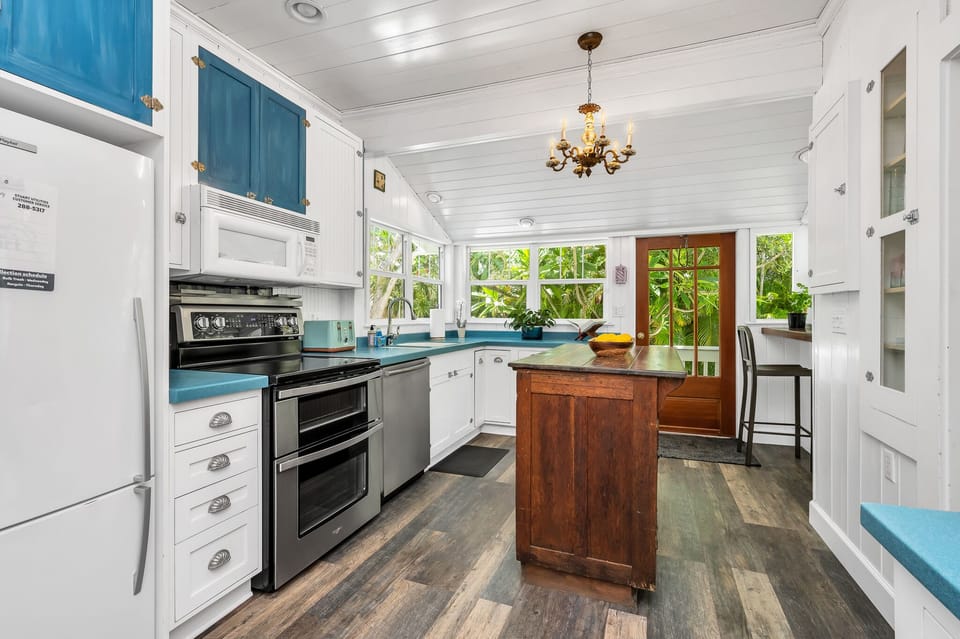 Stunning cottage-themed and with a rustic Farmhouse feel. Fully equipped with stainless steel large appliances, blender, toaster, filter coffee, service for 10 guests. Counter top with large windows. It's the perfect kitchen to cook for the family.