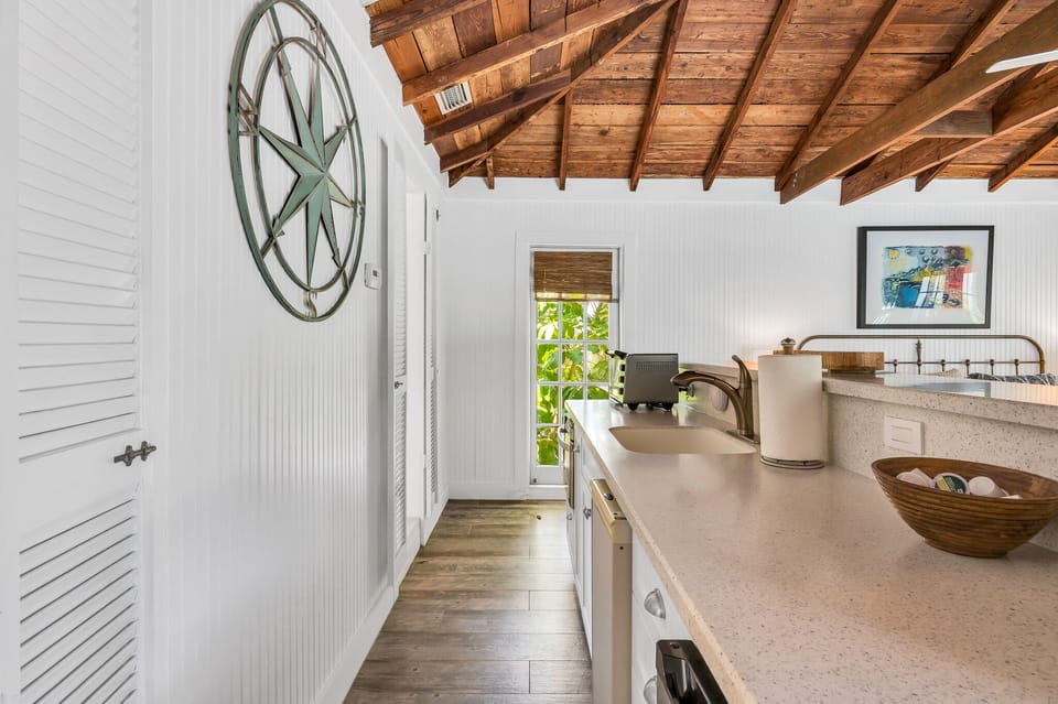 Beautifully upgraded 1 Bedroom, 1 Bathroom private Guesthouse with 4 seater dining table  & kitchenette and private living room overlooking the fully fenced pool deck with direct access.