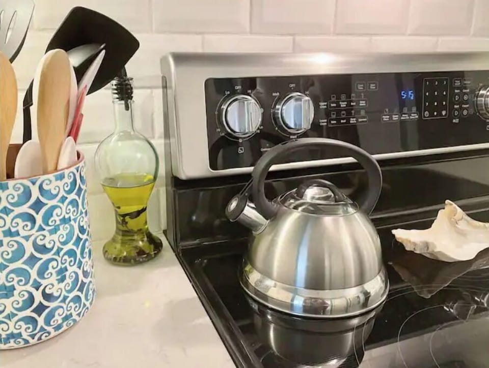 Well-equipped kitchen with a kettle for the tea drinkers or the French press