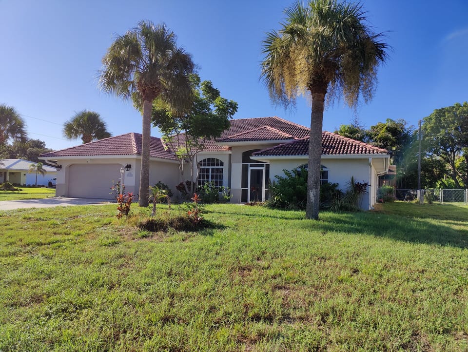 Large Florida Design on a 1/4 Acre