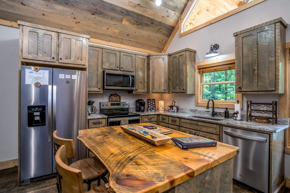 Kitchen Island w/ 2 stools, plenty of space for cooking.