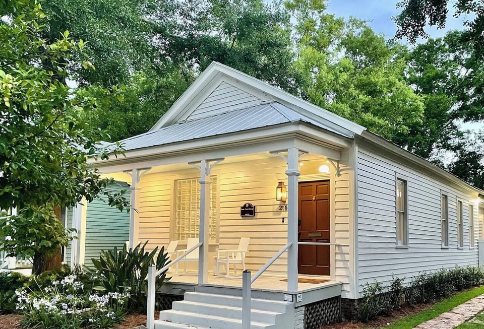 Timeless Charm, Modern Comfort: 
Your Historic Cottage Retreat, Just Steps from History.