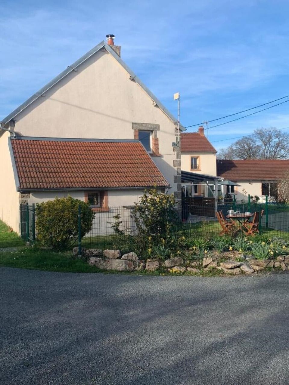 side view of gite.