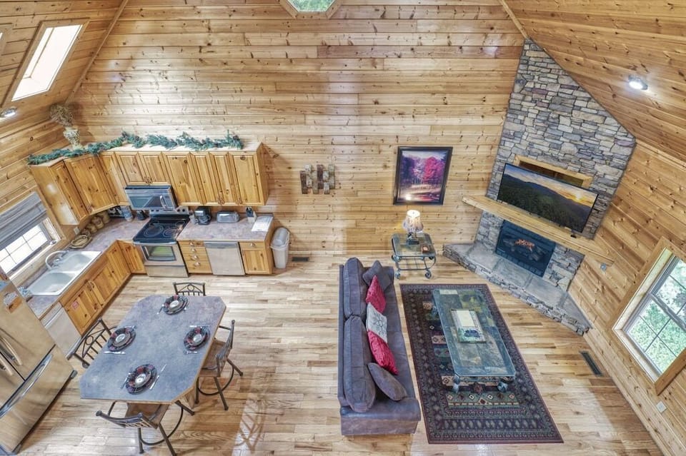 Luxury Lookout's cozy living area