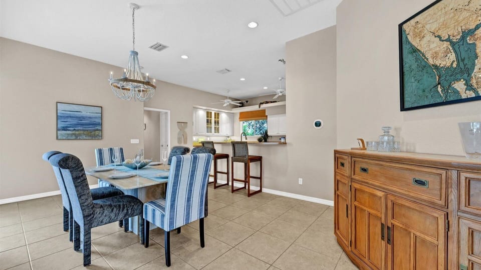 Seating for 6 at the dining table