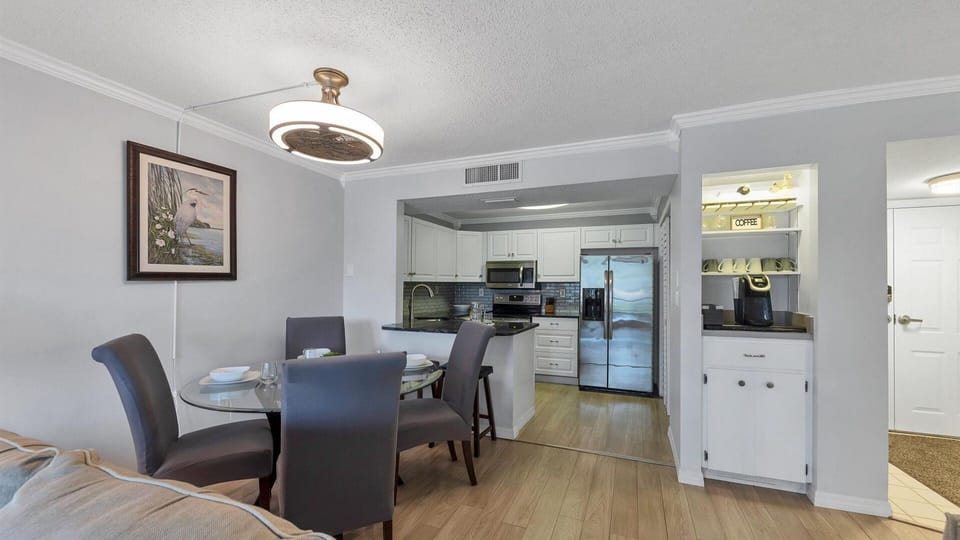 Seating for 4 at the dining table