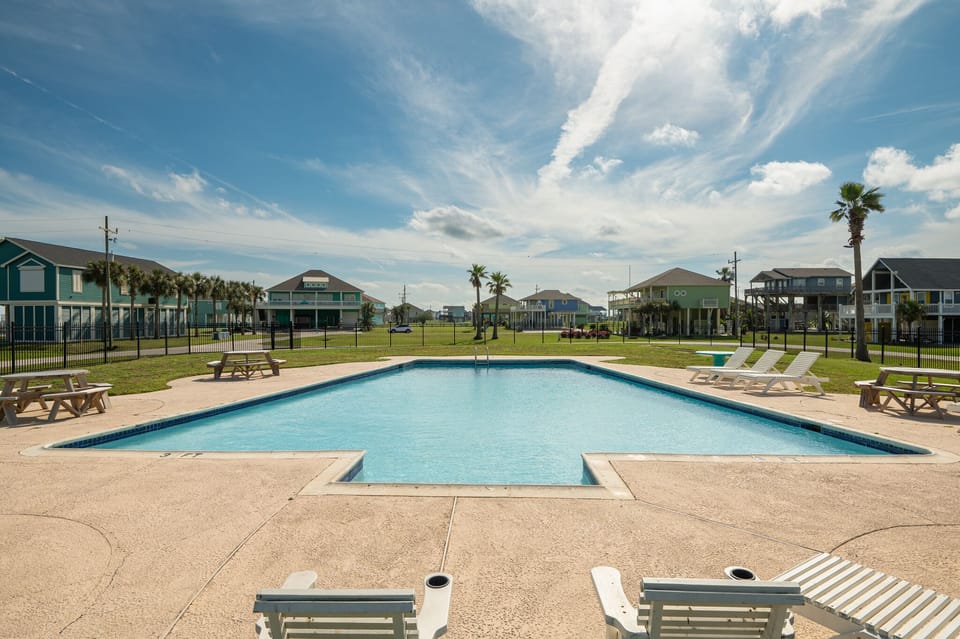 Community pool available for use!