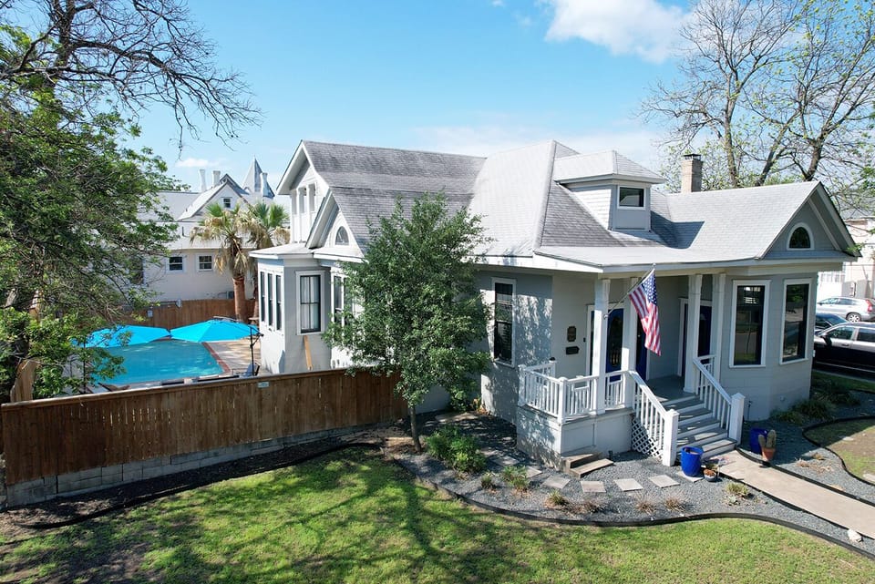 130 W Woodlawn