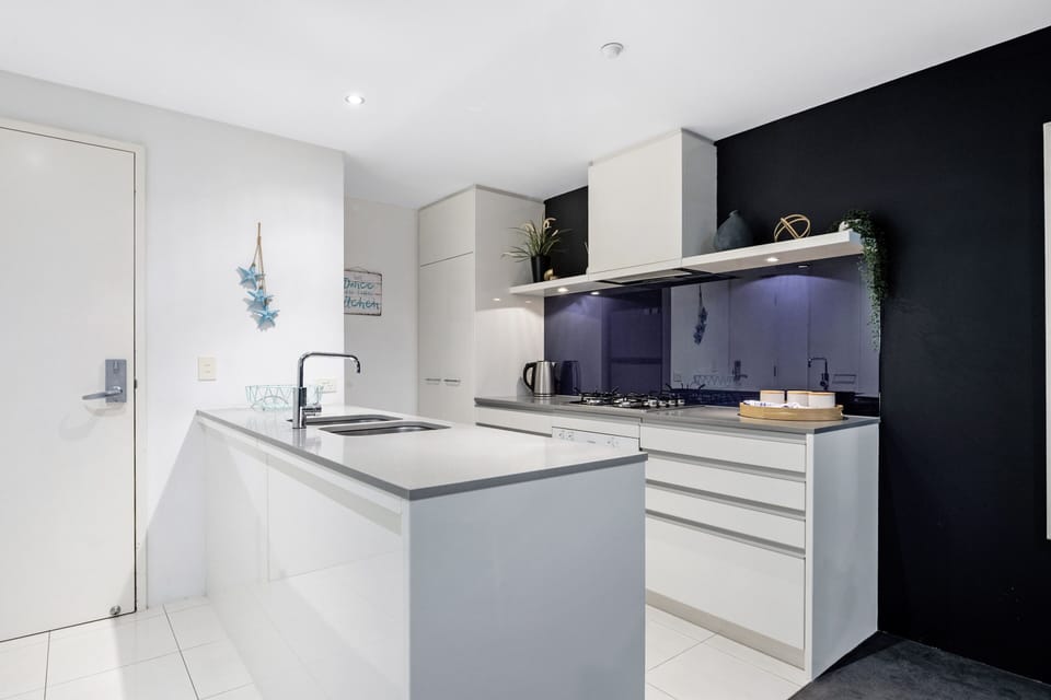 Fully equipped kitchen with kitchenware 🍽