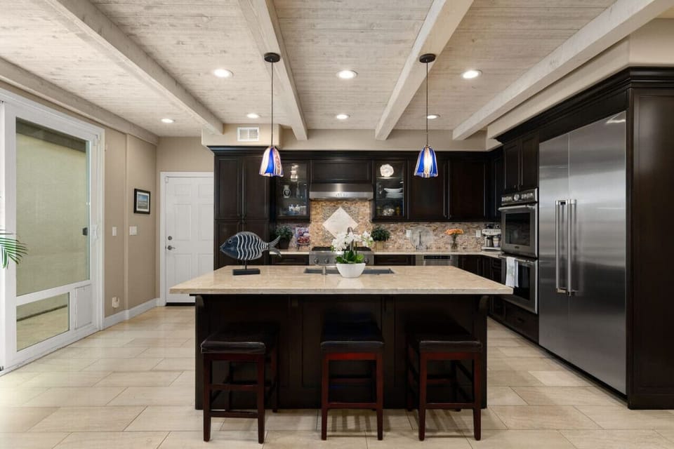 Fully stocked kitchen (toaster, blender, pots & pans, utensils, instapot, etc)