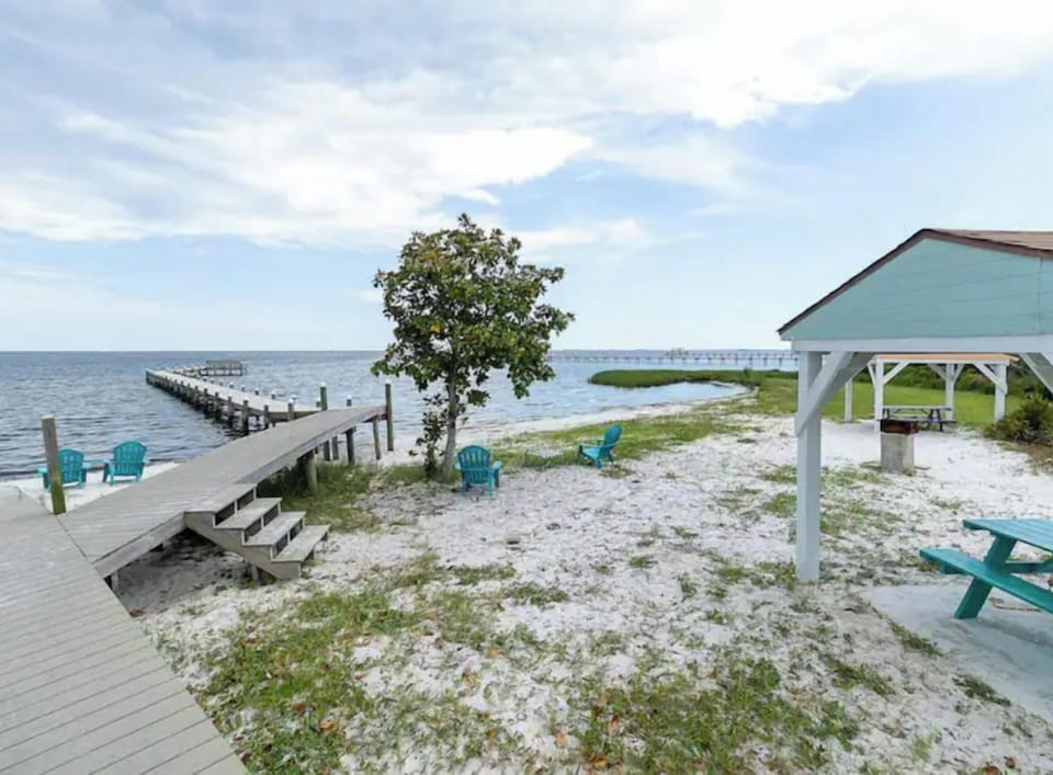 The house is 0.2 mile walk from a neighborhood pier on the Santa Rosa Sound. 