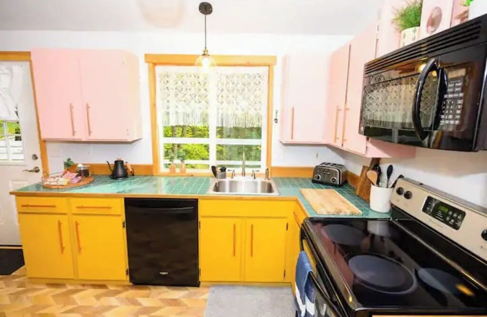 Have fun cooking in our well stocked kitchen. Useful condiments and details... 