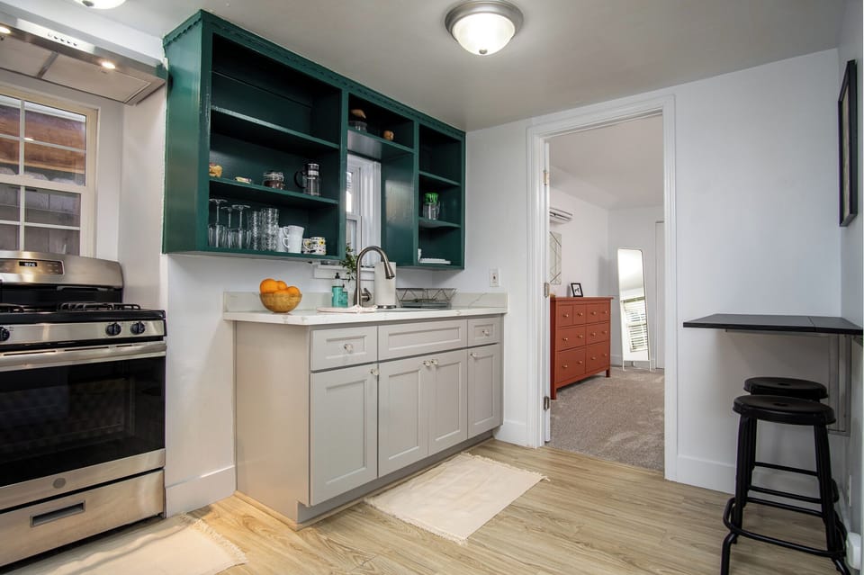 Bright, equipped kitchen with gas stovetop.
